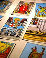 Elisabeth berät Dich mit Hilfe des Tarot und zeigt Dir neue Wege in Deinem Leben auf! Karten legen,Tarot,Wahrsagung,Spirituelle Beratung,Elisabeth Bartosik